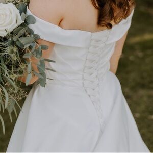 Elegant Off-Shoulder Wedding Dress